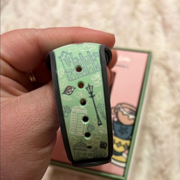 Disney World Epcot United Kingdom Alice White MagicBand LE 1000 - Picture 4 of 9